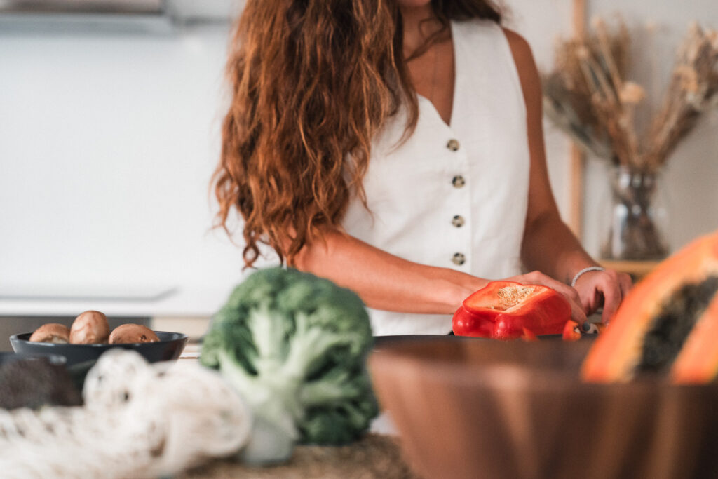 Nella muñoz en la vida de la nutrición holística, la imagen muestra los alimentos que contienen los principales nutrientes para salud y nutrición del cabello como proteínas, queratina, áidos grasos omega-3 en la nutrición para un cabello saludable